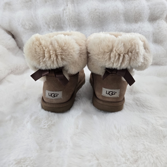 UGG Bailey II Shearling Boot - Picture 7 of 9